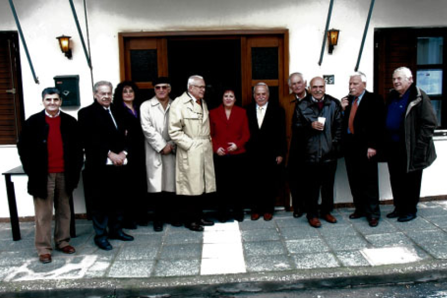 Αναμνηστική φωτογραφία στο τέλος της εκδήλωσης στην είσοδο του ιδρύματος