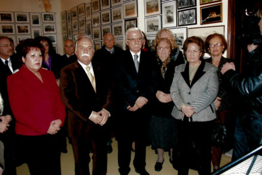 Οι παριστάμενοι στο εσωτερικό του χώρου